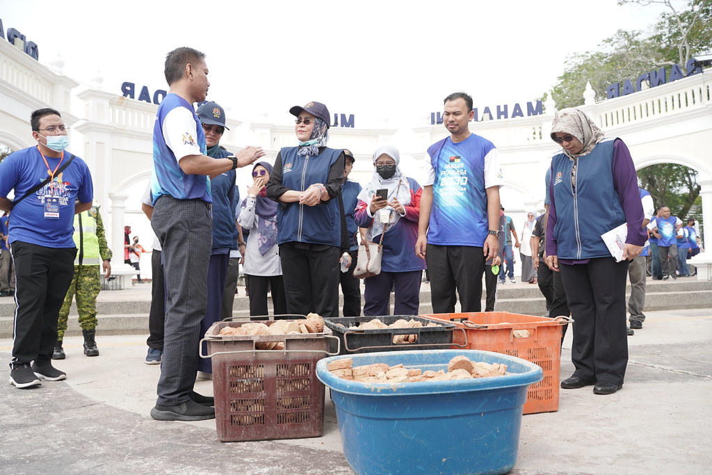 190622THE MALAYSIA BOOK OF RECORDS LARGEST MUD BALLS THROWING EVENT