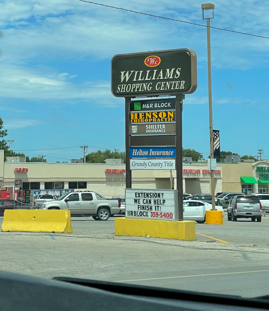 Williams Shopping Center, Hyvee and Dollar Tree, Trenton, Mo a photo