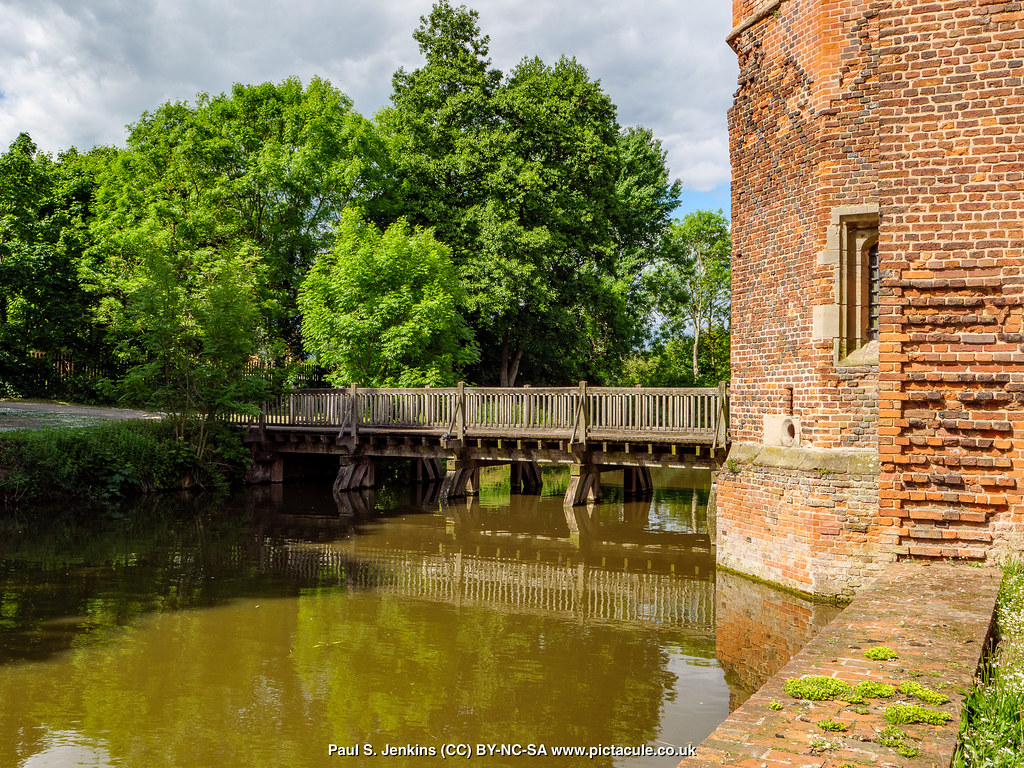 P1000544 Kirby Muxloe Castle, English Heritage Paul Jenkins Flickr
