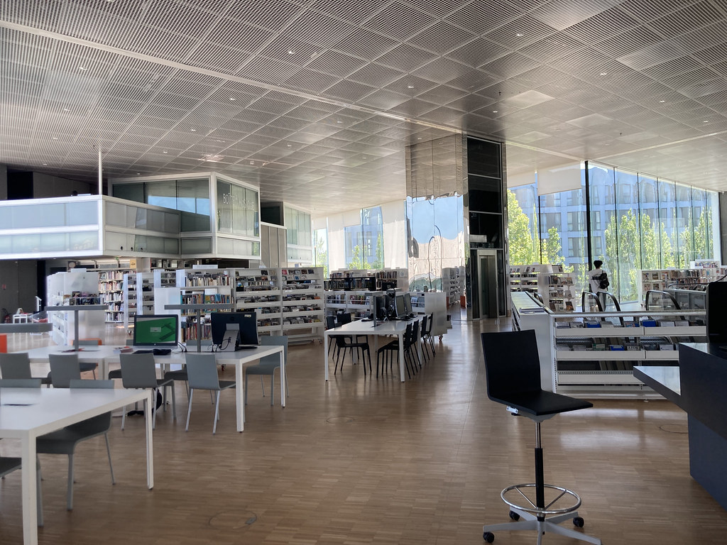 Bibliothèque Alexis de Tocqueville, Caen (14) photo charlo… Flickr