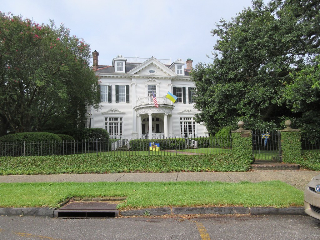 Ukraine Flag on "Skeleton House" St. Charles Avenue, Uptow… Flickr