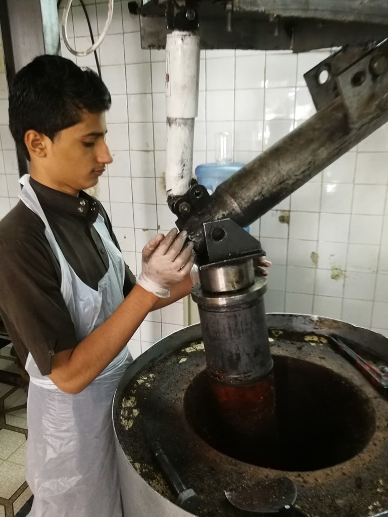 The hero of extracting pure sesame oil in a Riyadh pure oi… Flickr