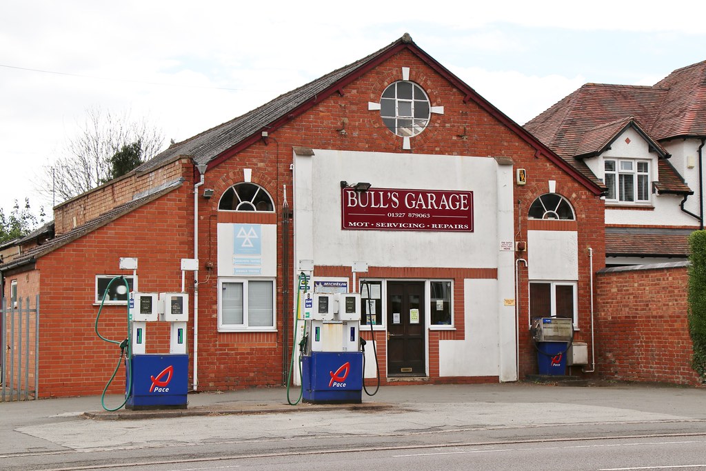 Bull's Garage (2) London Road, Daventry. Nivek.Old.Gold Flickr
