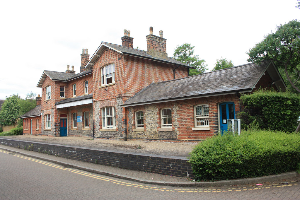 London Road railway station St. Albans on 30th June 2022. … Flickr