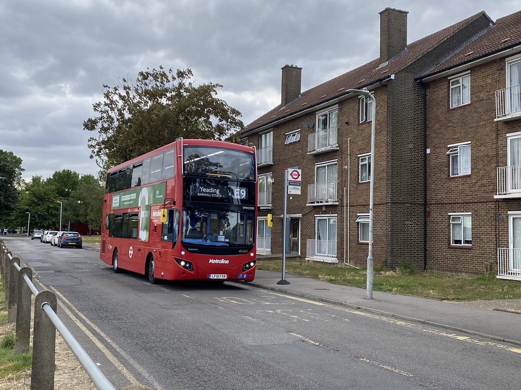Metroline (Greenford) VMH2590 in Greenway, Barnhill Estate… Flickr