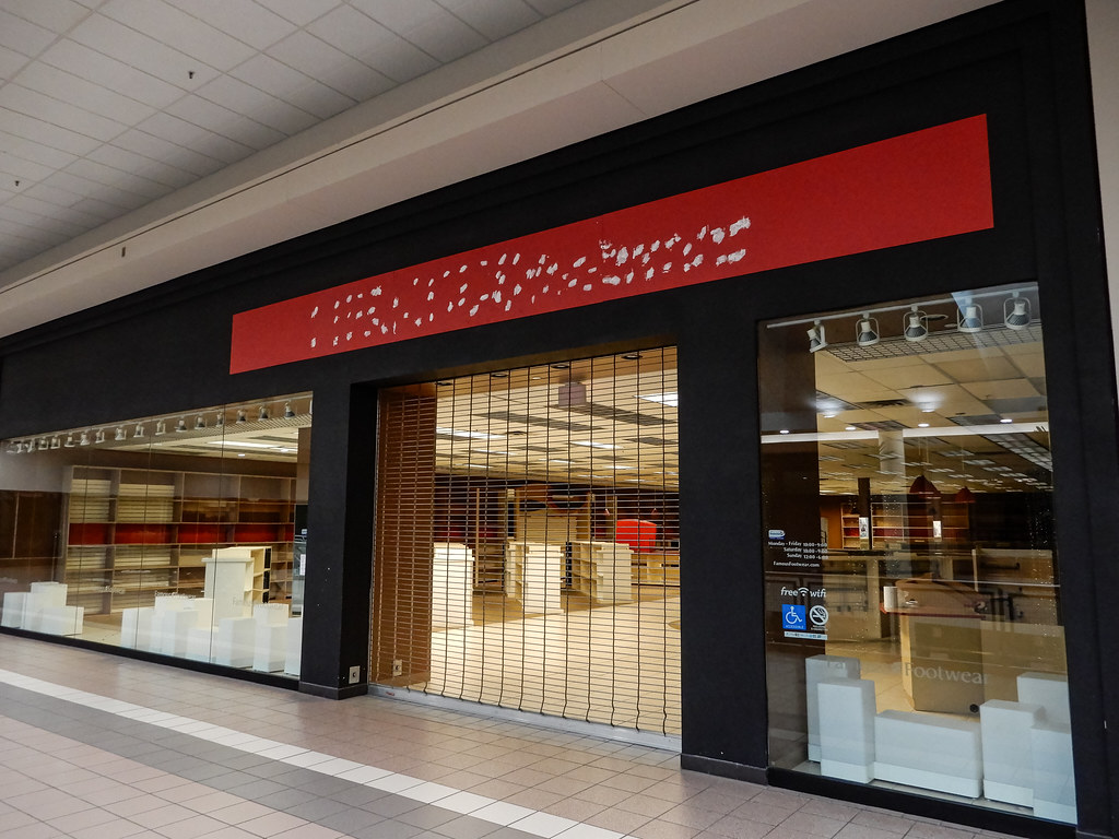 Former Famous Footwear "Crossroads Mall" Waterloo, IA Flickr