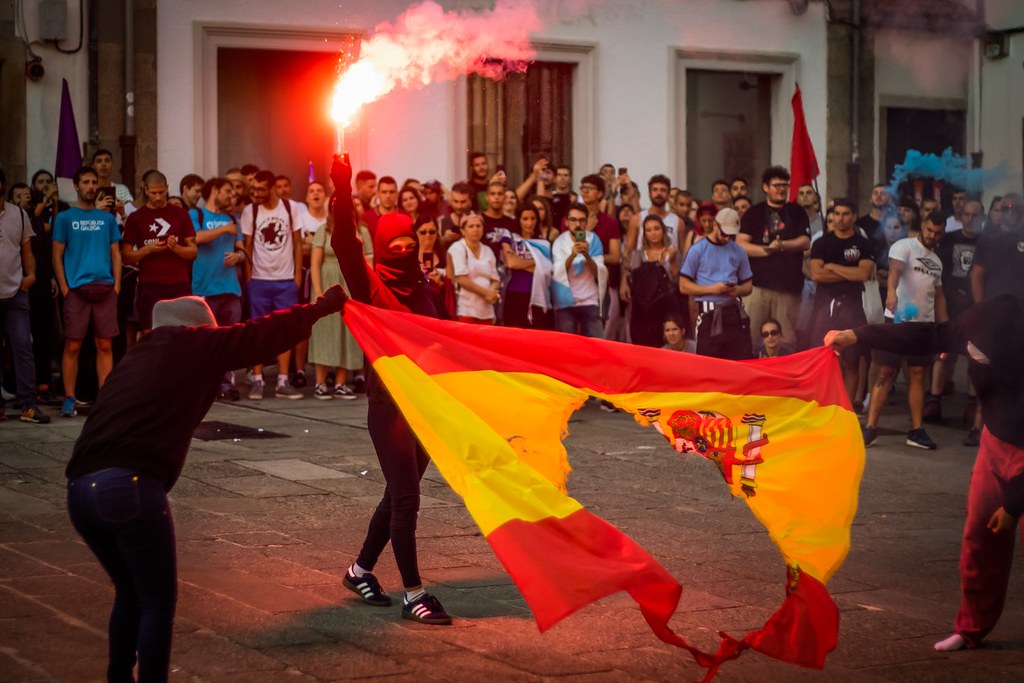 La diferencia de trato a los que queman una bandera española o una