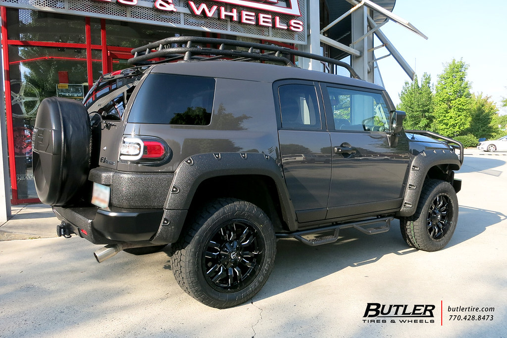 Toyota FJ Cruiser with 20in Fuel Sledge Wheels and and Toyo Open