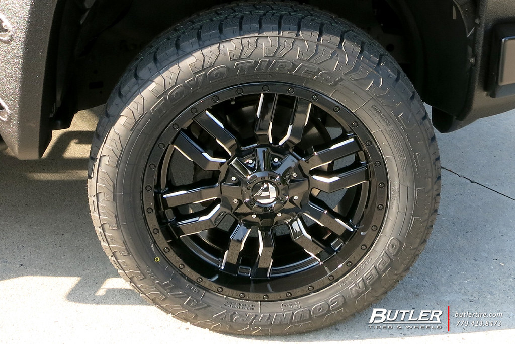 Toyota FJ Cruiser with 20in Fuel Sledge Wheels and and Toyo Open