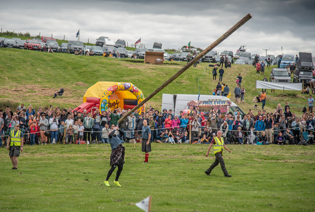 Tossing the caber The caber toss is a traditional Scottish… Flickr