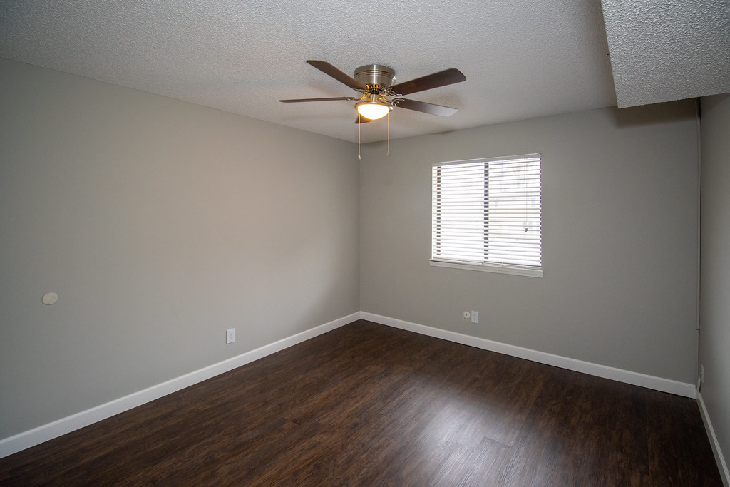 ColumnsIVandVikingApartmentsSpringfieldMO7134IMG_71… Flickr