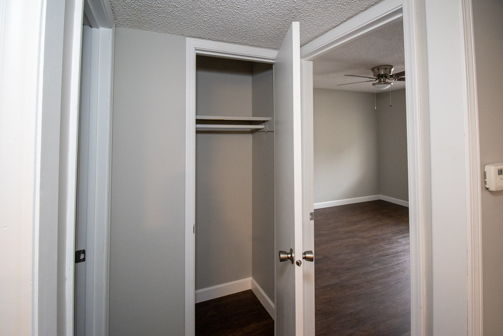 ColumnsIVandVikingApartmentsSpringfieldMOIMG_7143 Flickr