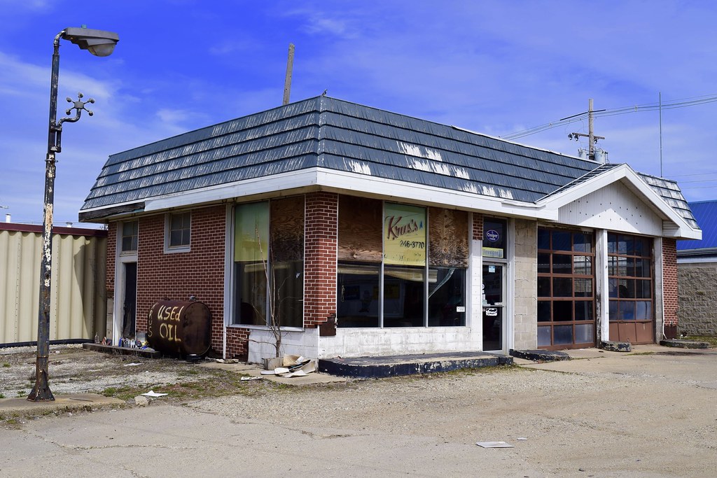 Postmortem Old Amoco Station Lacon Illinois. Alas, no long… Flickr