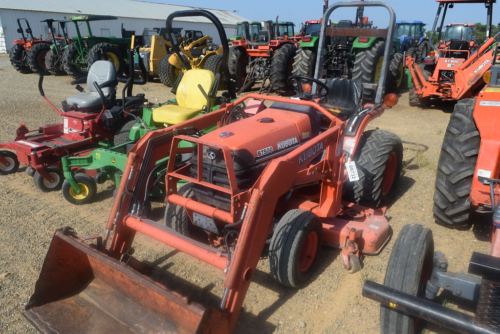 8732 KUBOTA B7500 ROPS 4WD W/ LA302 LDR BUCKET AND BELLY M… Flickr