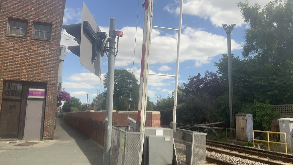 CHICHESTER BASIN ROAD LEVEL CROSSING FROM CHICHESTER STATI… Flickr
