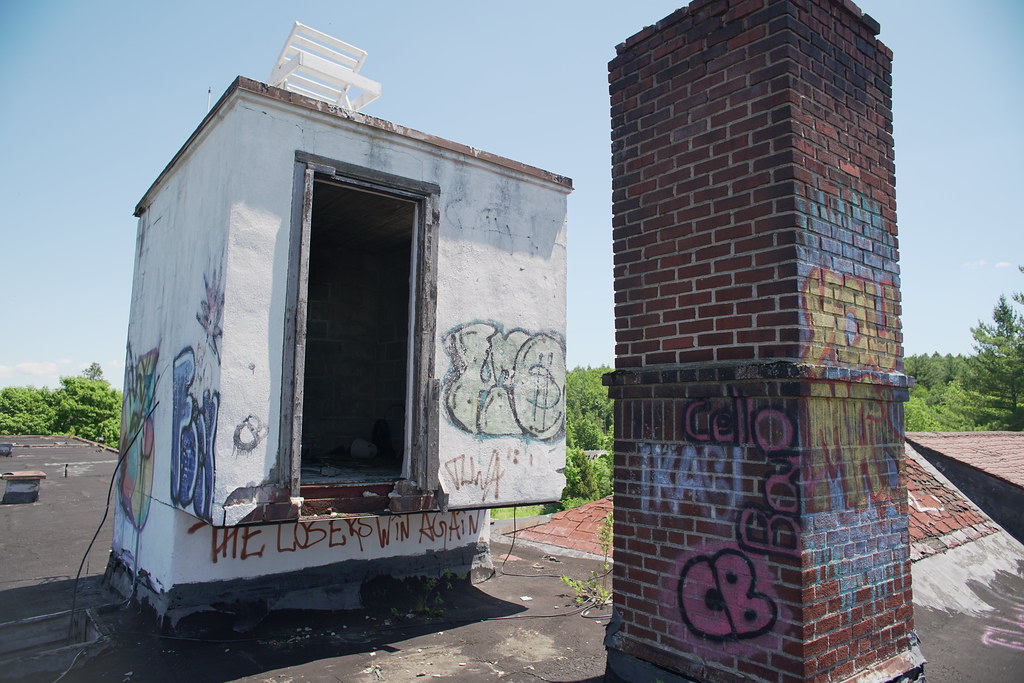 DSC01945 Pines Hotel, South Fallsburg NY. Main Building Ro… Flickr