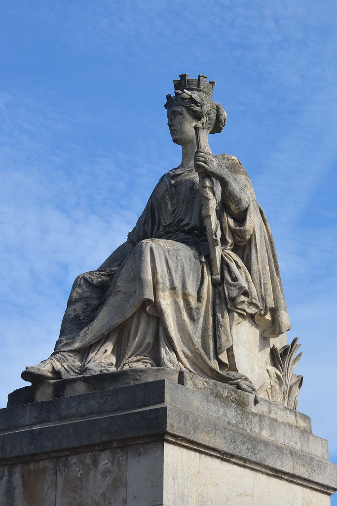 2022.07.14.039 PARIS Le pont du Carrousel, statue de Par… Flickr