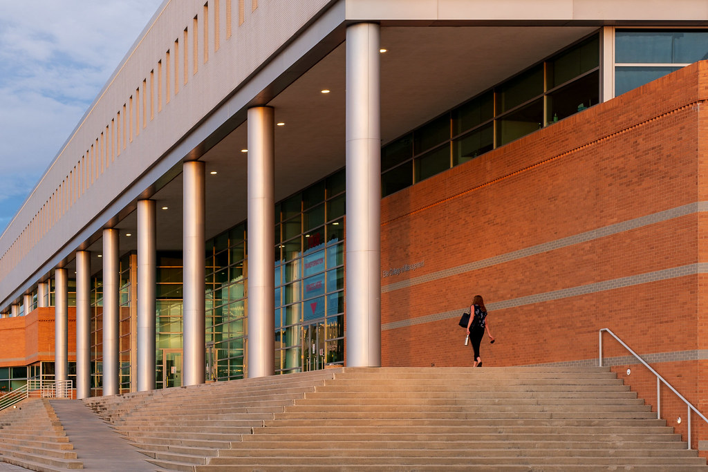 Photo of Eller College of Management taken by Julius Schl… Flickr