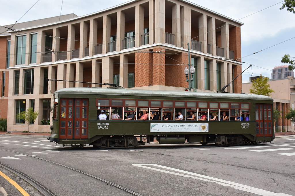 New Orleans Car 962 St. Charles Avenue and Lee Circle … Flickr