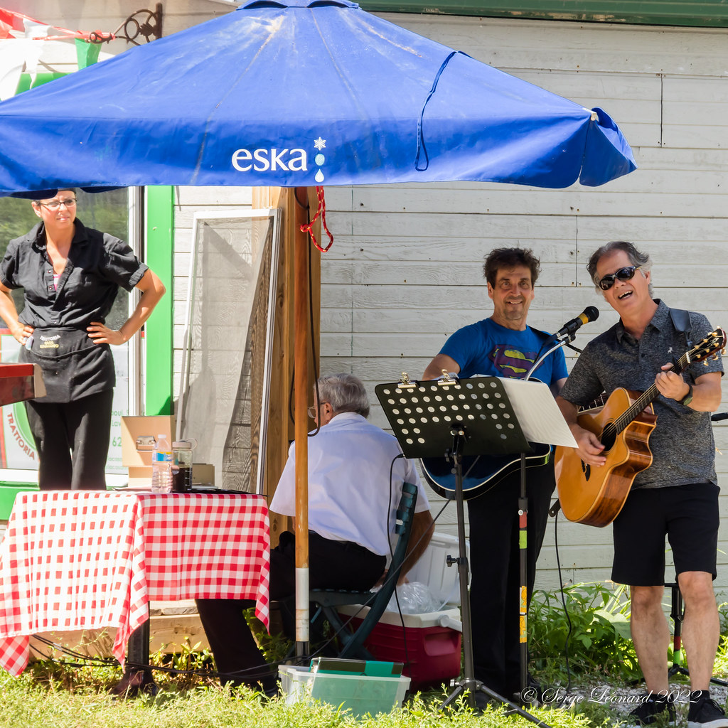 220813 Marché SainteRose Laval 6655 Musicien de la rue… Serge