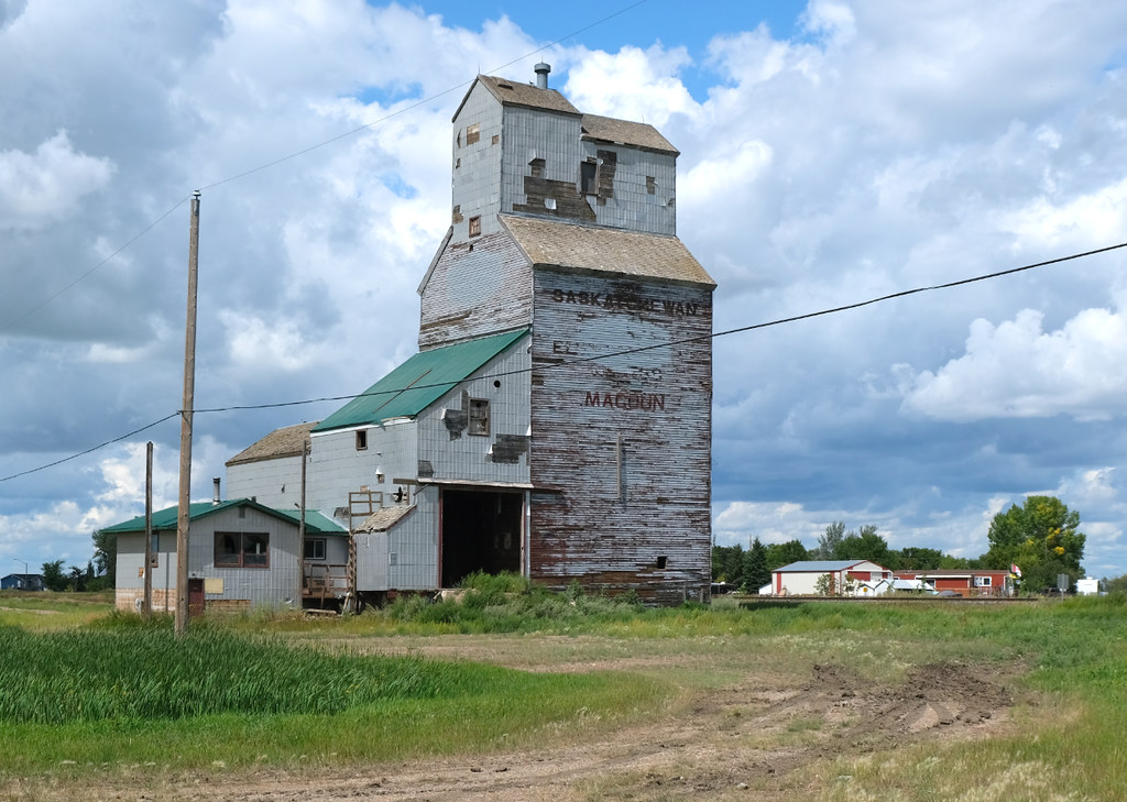 Macoun SK 2019 08 former Sask Pool then private. Demolish… Flickr