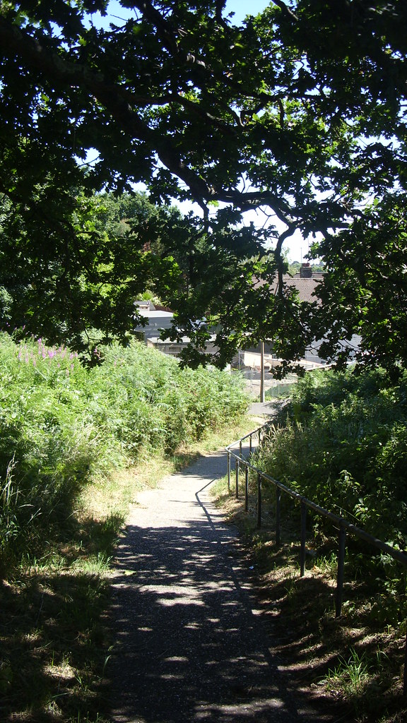 Path from Central Avenue to Herbert Avenue, Parkstone, Poo… Flickr