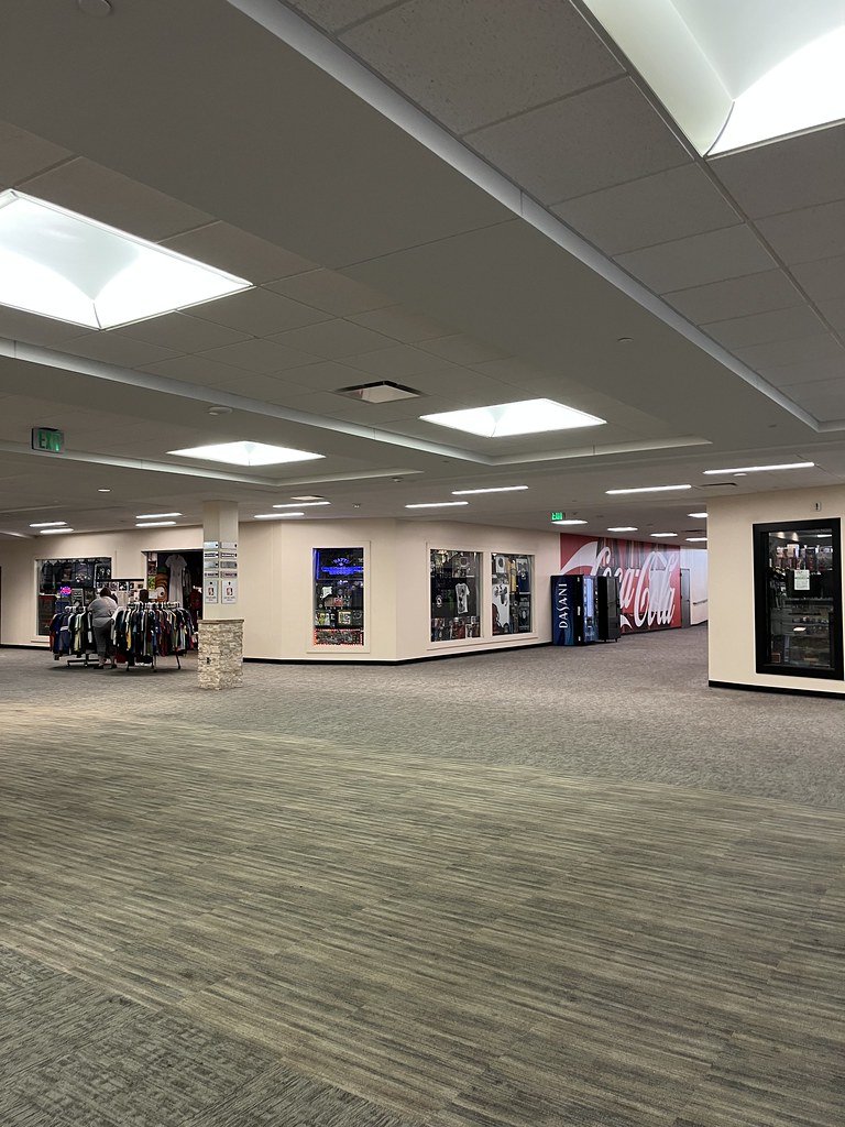 Merle Hay Mall, Des Moines IA This was the second mall I v… Flickr