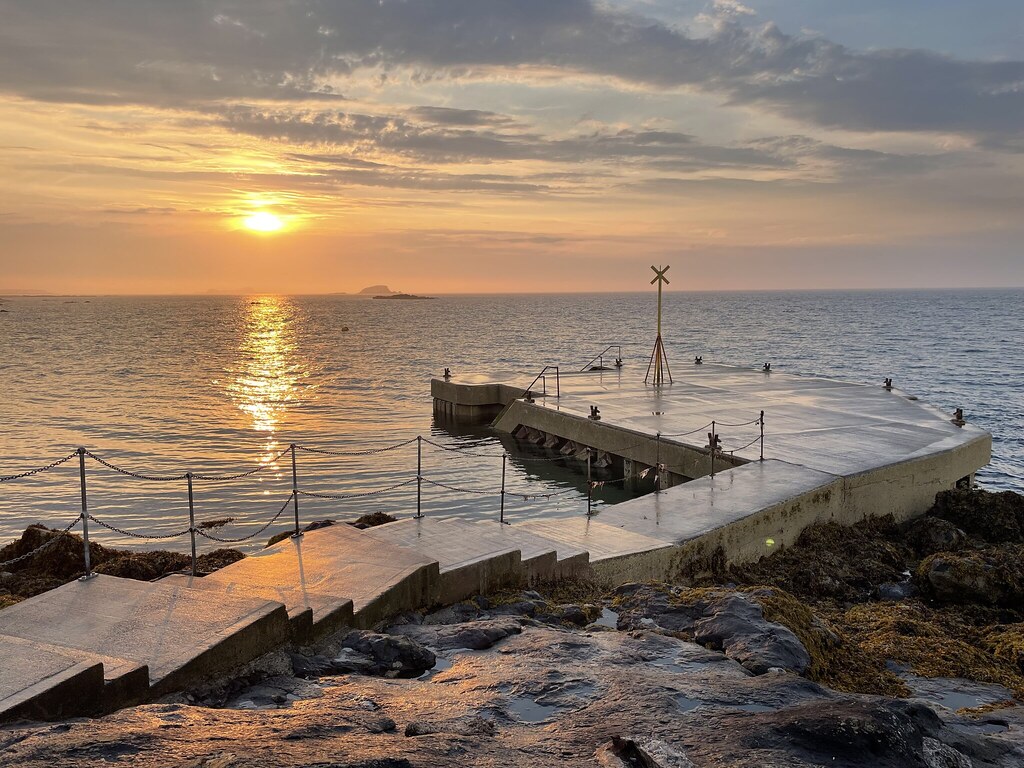 North Berwick sunset Low sun, low tide Linda Adams Flickr
