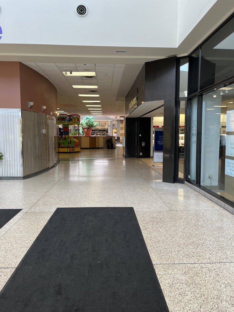 Merle Hay Mall, Des Moines IA This was the second mall I v… Flickr