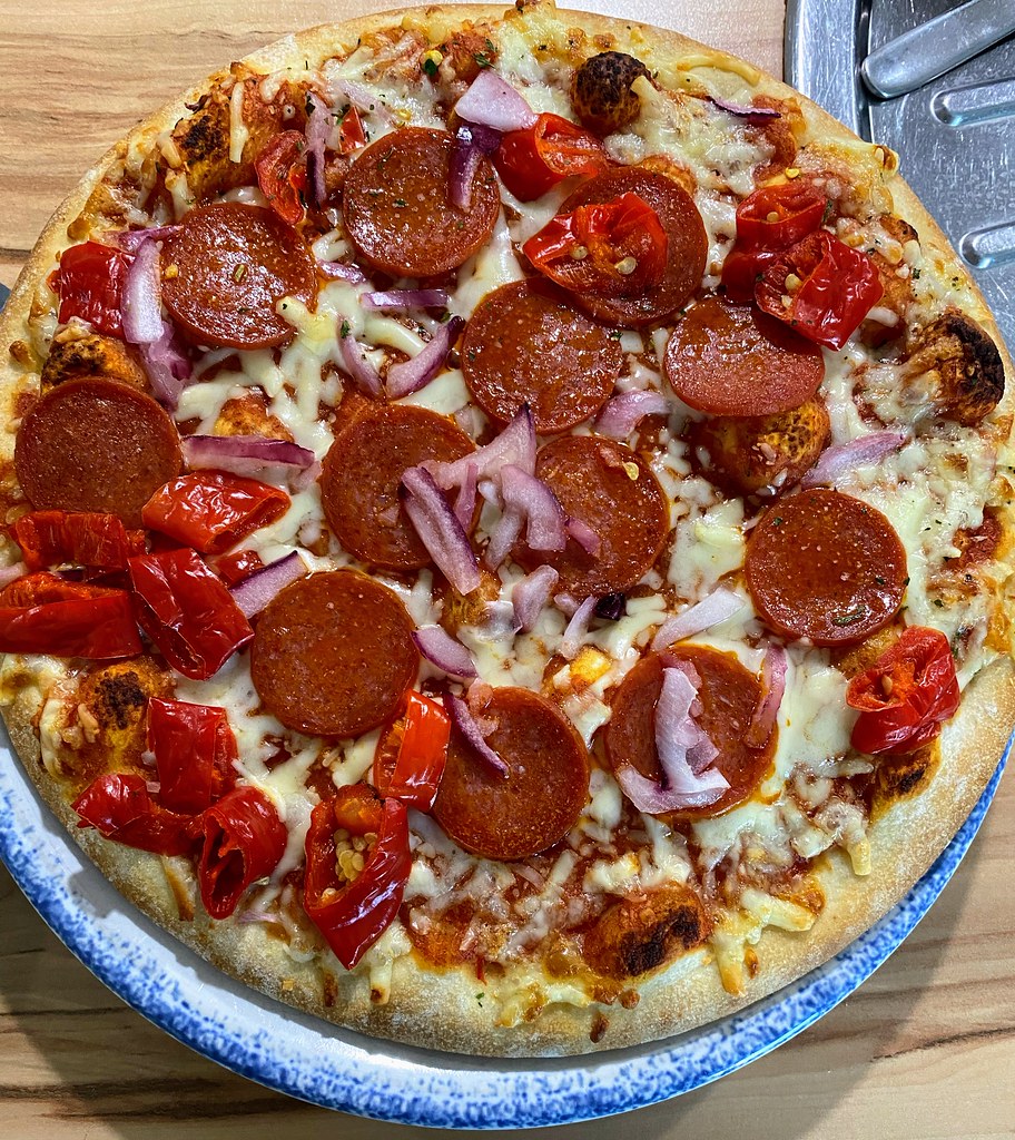 TK Pizza Salami und belegt mit Gartengemüse Rainer Beeken Flickr