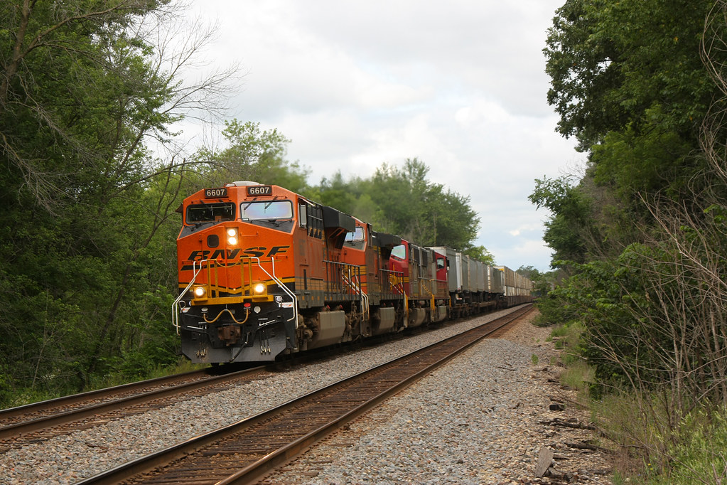 BNSF 6607 Cassville, WI NSF TOFC train races towards Chica… Flickr