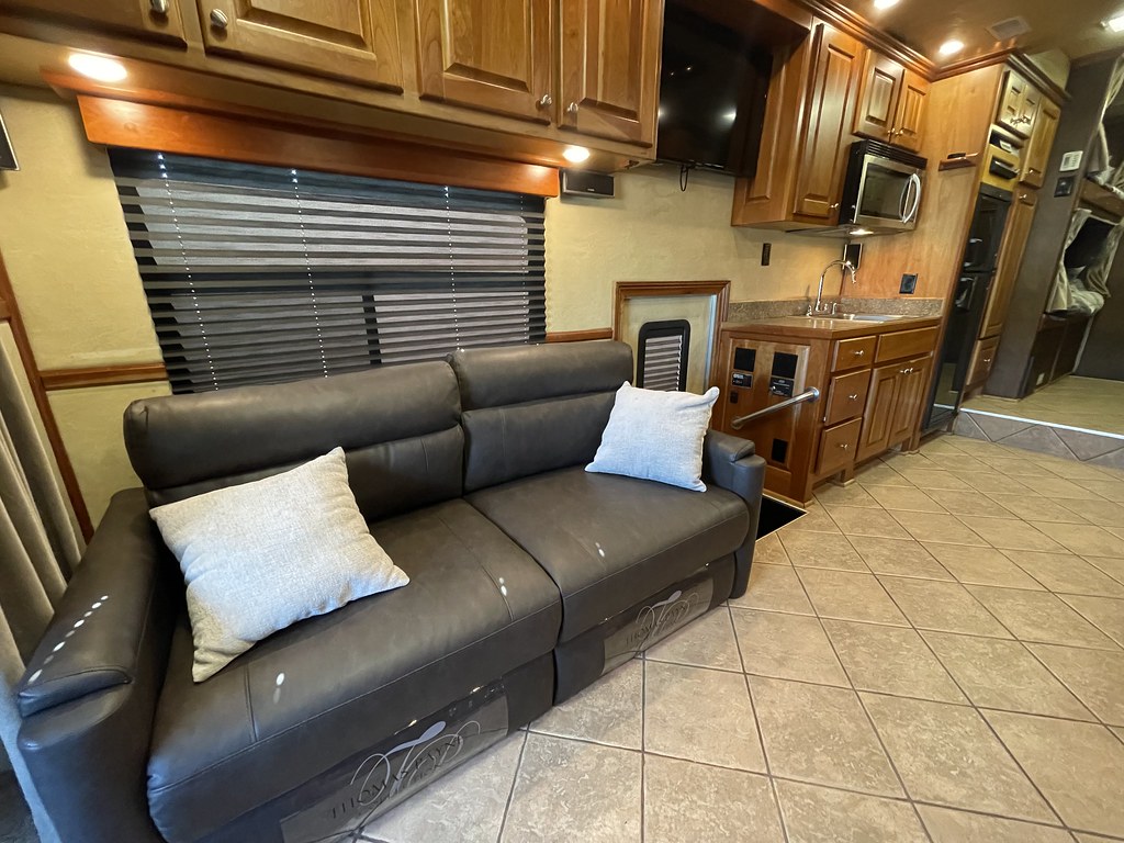 2009 5150 Motorhome Bunkhouse & 2012 5150 28’ Liftgate Tra… Flickr