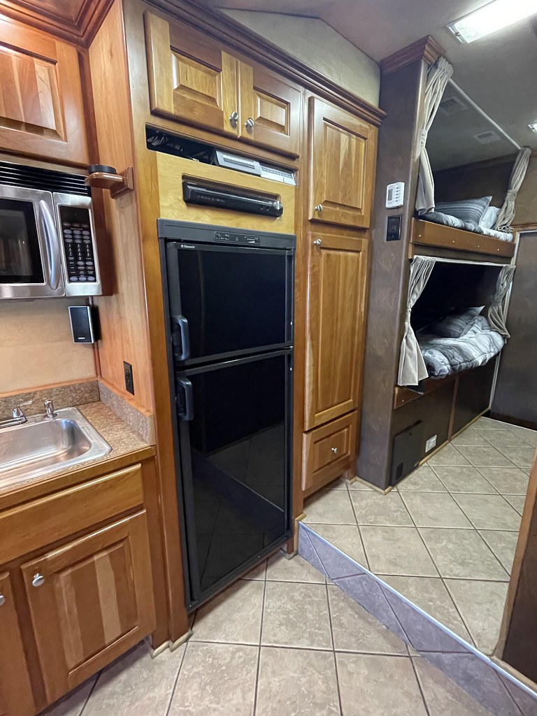 2009 5150 Motorhome Bunkhouse & 2012 5150 28’ Liftgate Tra… Flickr