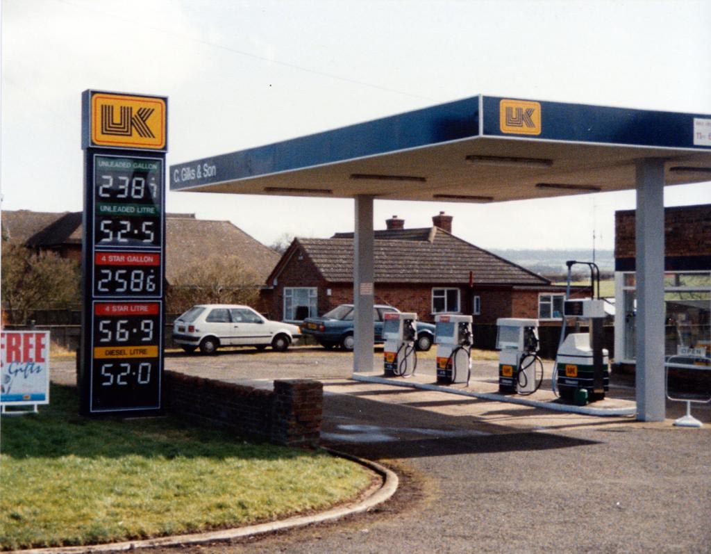 UK C Gilks & Son, Banbury Rd, Warwickshire, 1990… Flickr