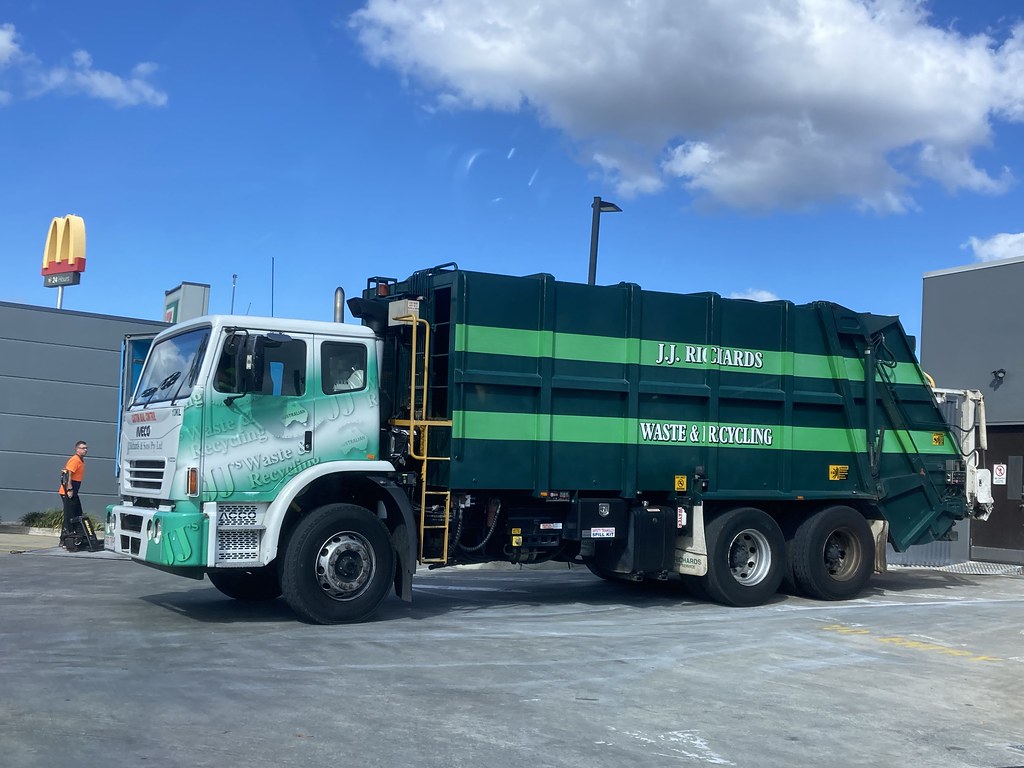 JJ Richards / JJ’s Waste & Recycling Prototype Rear Loader… Flickr