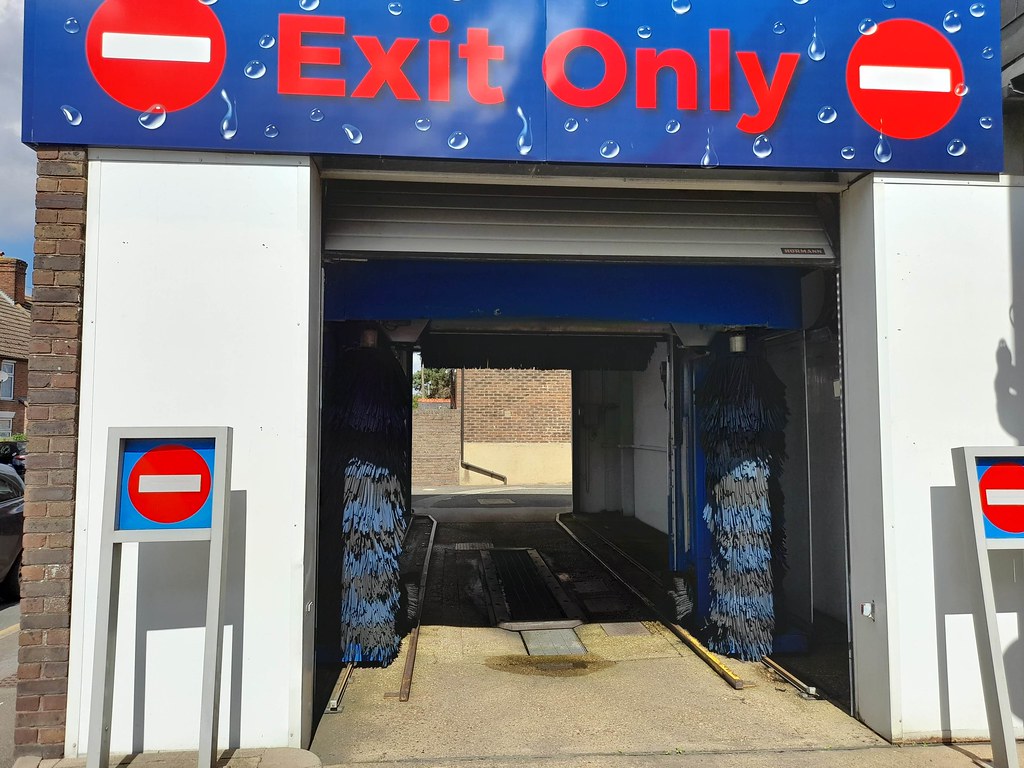⛔ Esso car wash, Paddock Wood ⛔ Istobal M12+ with black an… Flickr
