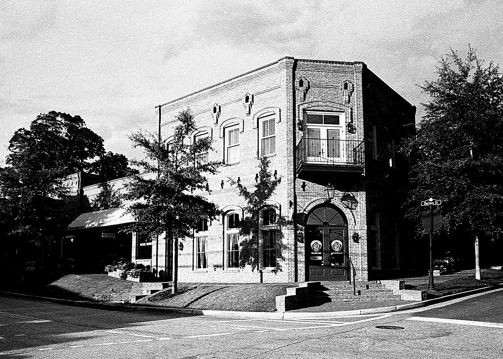 Afternoon in Senoia Senoia, Ilford HP5+ film Neal Wellons