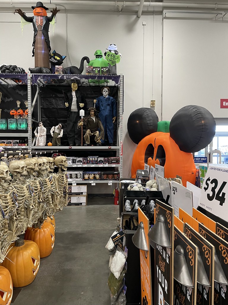 Lowe's interior, Valdosta, Halloween decor 2022 d Lowe's i… Flickr