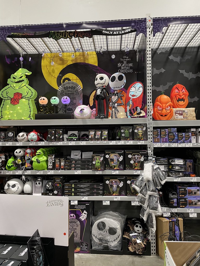Lowe's interior, Valdosta, Halloween decor 2022 b Lowe's i… Flickr