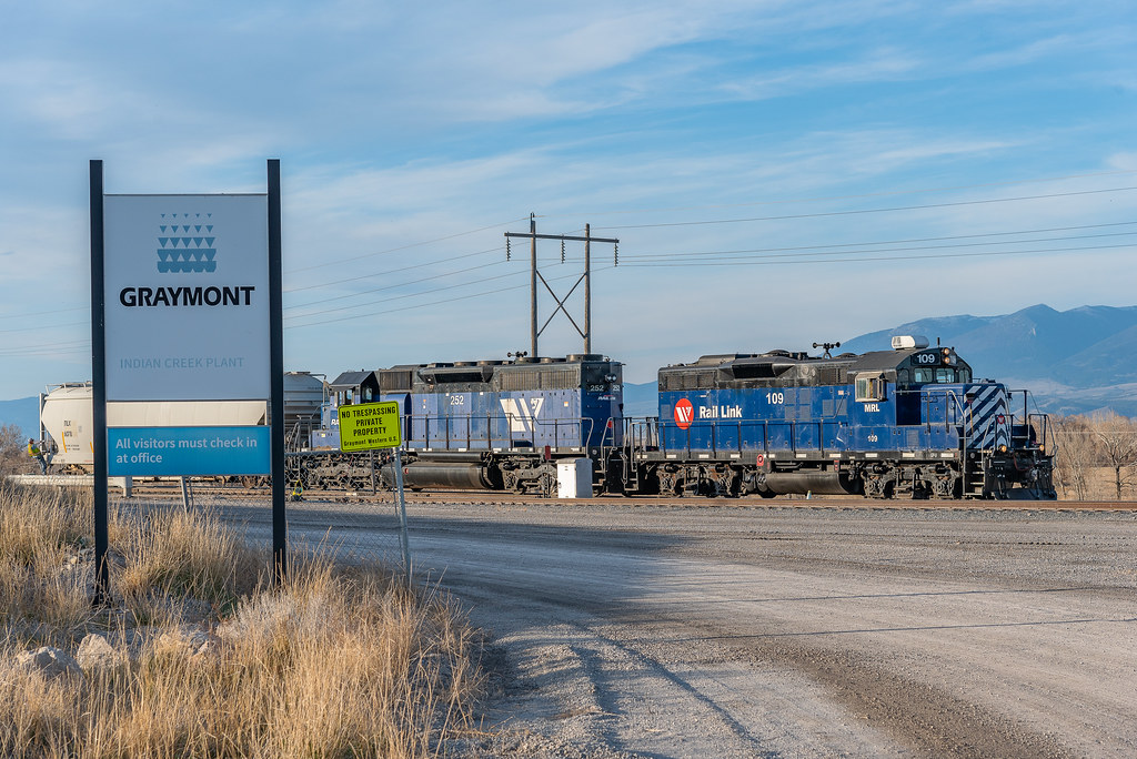 Switching at Graymont MRL's Helena Local switches hoppers … Flickr