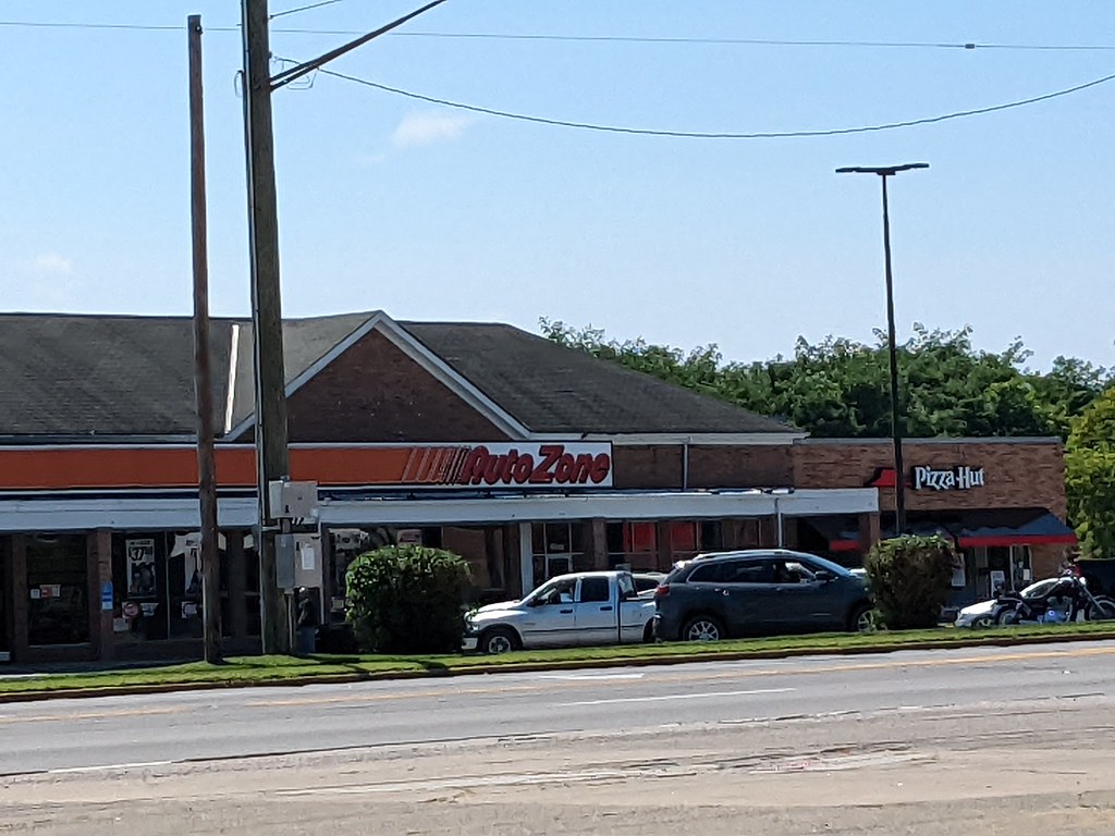 AutoZone/Pizza Hut Madison, OH Picture taken 8/27/22 The… Flickr