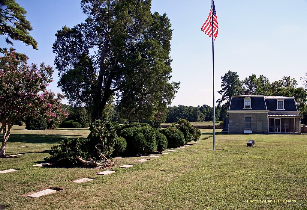 The Yorktown National Cemetery Located next to the Yorktow… Flickr