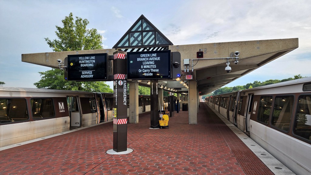 Trains at Greenbelt station [01] Green and Yellow Line tra… Flickr