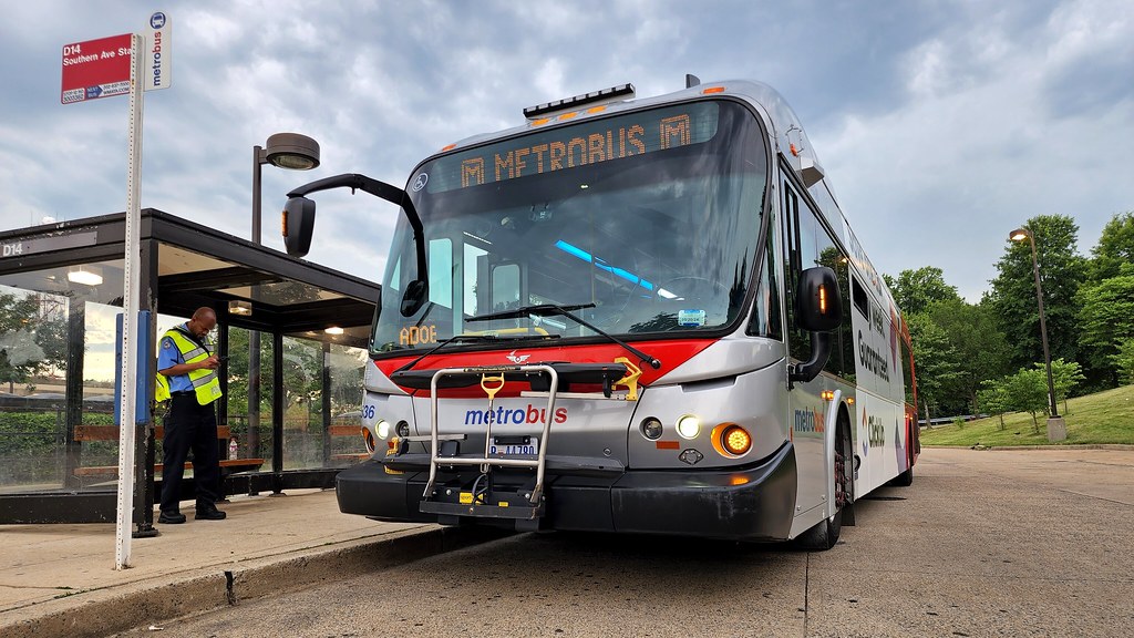 Metrobus 6536 at Suitland station Bus 6536, a New Flyer DE… Flickr