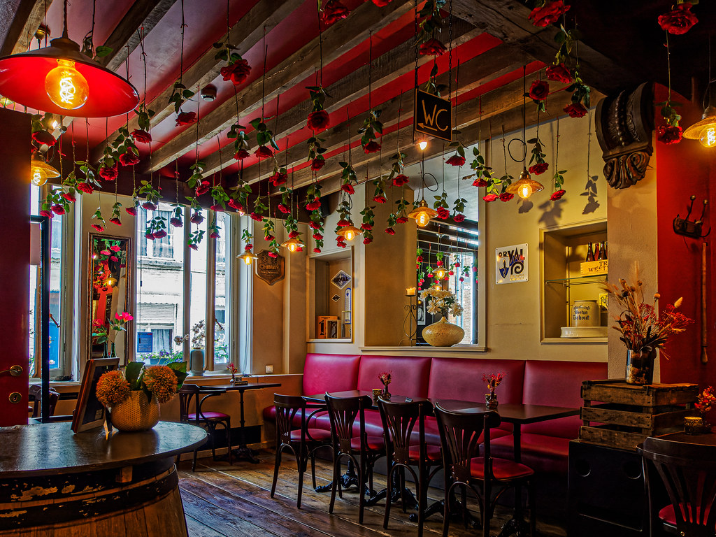 The Red Rose Cafe in Bruges (Olympus OM1 & M.Zuiko 918mm… Flickr