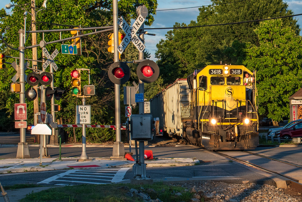 Oakland Golden Hour WSX through Main Street in Oakland on … Flickr