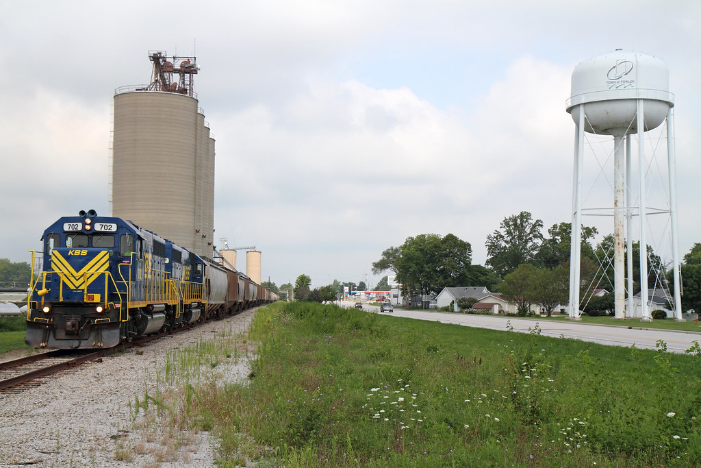 A KB&S train makes its way through Fowler, Indiana on its… Flickr