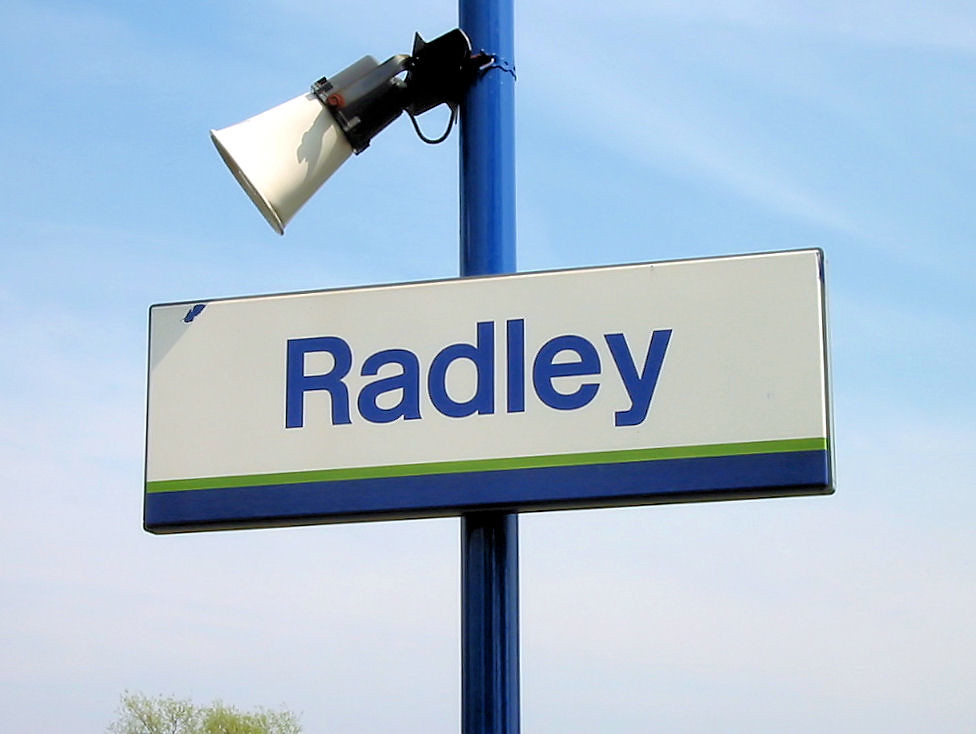 Radley A Thames Trains station nameboard at Radley, Oxford… Flickr