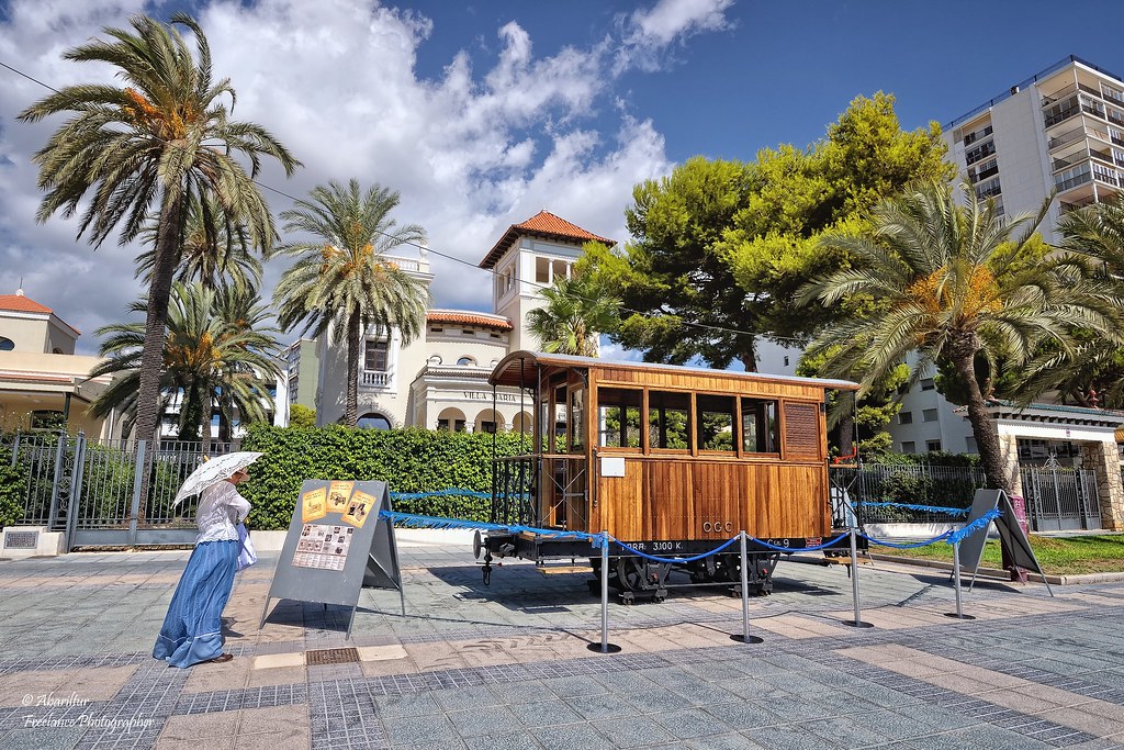 Vagón Cásico de Pasajeros de 1901 frente a Villa María. Benicàssim