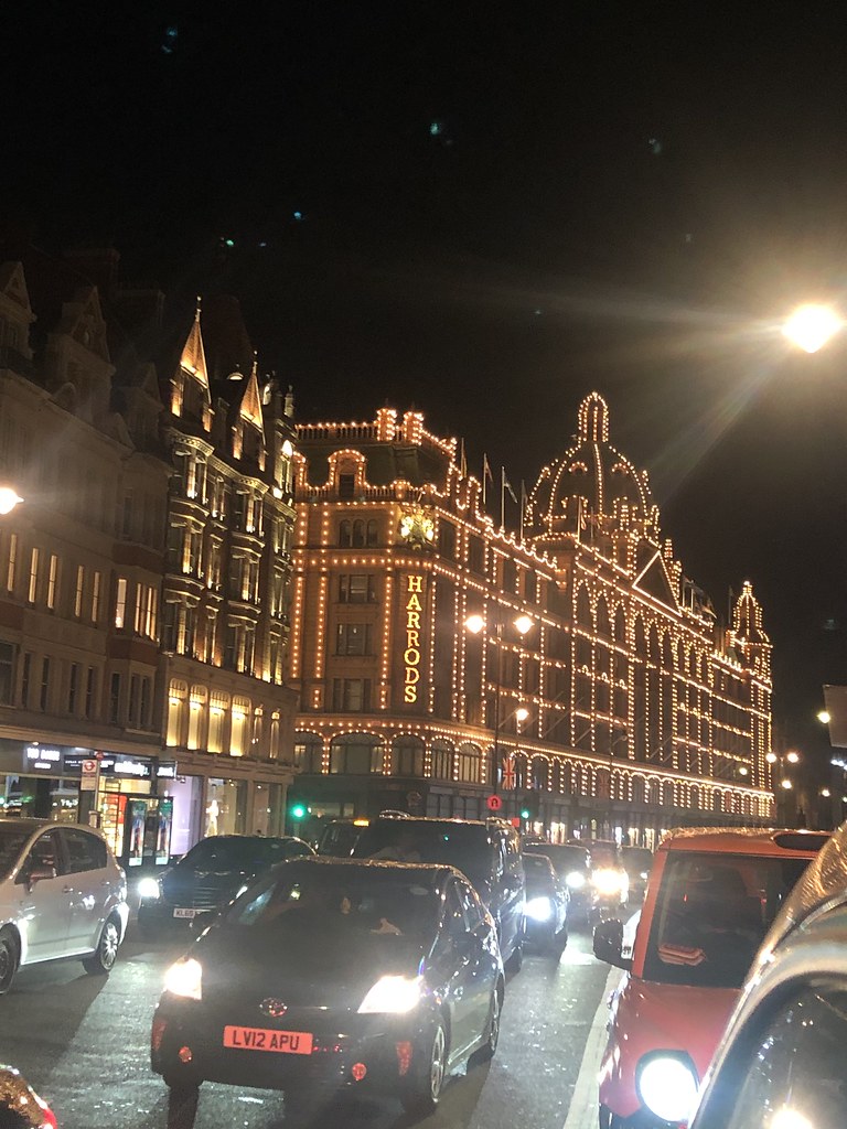 Harrods Department Store…London Sunday evening street scen… Flickr